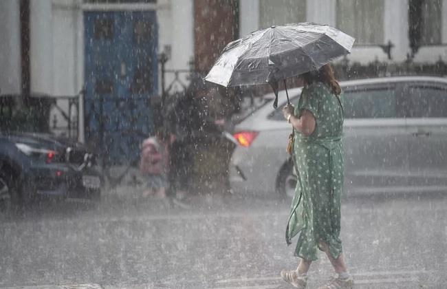 أمطار غزيرة تضرب بريطانيا وأكثر من 100 تحذير من الفيضانات بعد العاصفة جورتي