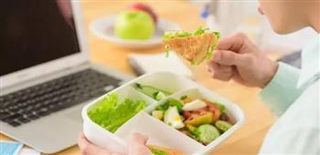 هكذا تكون التغذية الصحيحة أثناء العمل