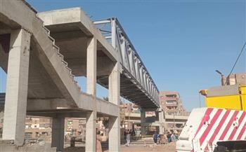 الانتهاء من تركيب الجسم المعدني لكوبري المشاه بمنطقة الثلاث كباري بسوهاج 