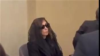 فيروز تصل كنيسة رقاد السيدة لتقبّل العزاء في نجلها هلي الرحباني 