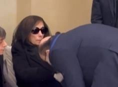 أسامة الرحباني يقبّل يد فيروز ويقدّم واجب العزاء في نجلها هلي