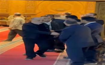 أشرف زكي يقدم واجب العزاء في والدة حسني صالح 