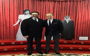 أكرم حسني يثني على مسرحية «أم كلثوم.. دايبين في صوت الست»: «عظمة على عظمة يا ست»