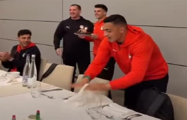 لاعبو المنتخب يحتفلون بعيد ميلاد "زيزو" الـ 30