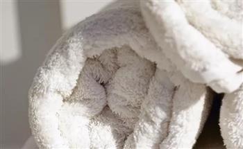 هل استخدام مناشف الجسم على الوجه يضر ببشرتك؟.. تقرير يجيب