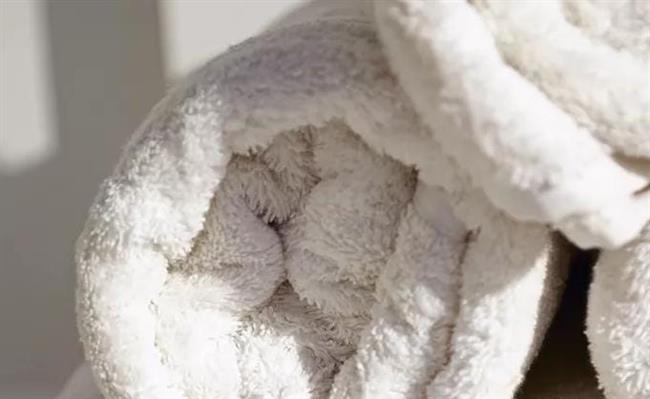 هل استخدام مناشف الجسم على الوجه يضر ببشرتك؟.. تقرير يجيب