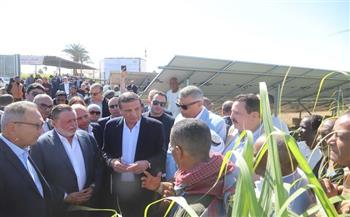 محافظ البنك المركزي ووزير الزراعة يتفقدان عدد من القرى المستفيدة من مشروع دعم صغار المزارعين بأسوان