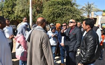 محافظ الأقصر يتفقد مراسي الفنادق ومشروعات الصرف الصحي والطرق بمدينة البياضية