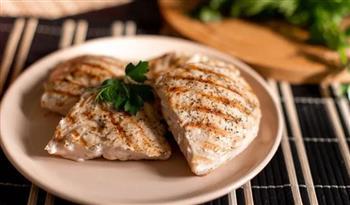 صدر الدجاج أم صدر الديك الرومي أيهما أنسب لنظامك الغذائي؟... تقرير يجيب