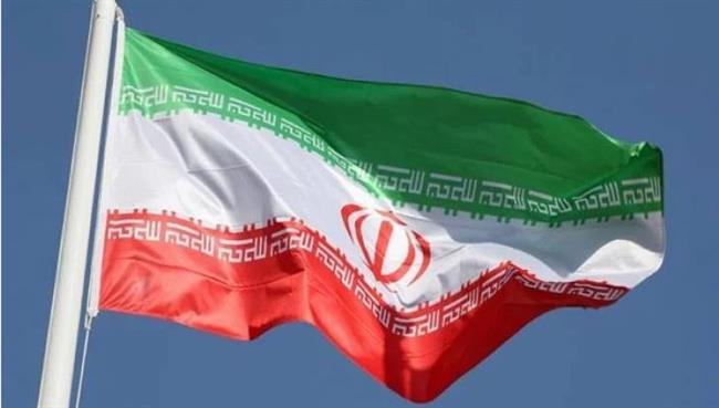 إيران تستدعي السفير البريطاني احتجاجا على حادثة استبدال علم سفارتها في لندن