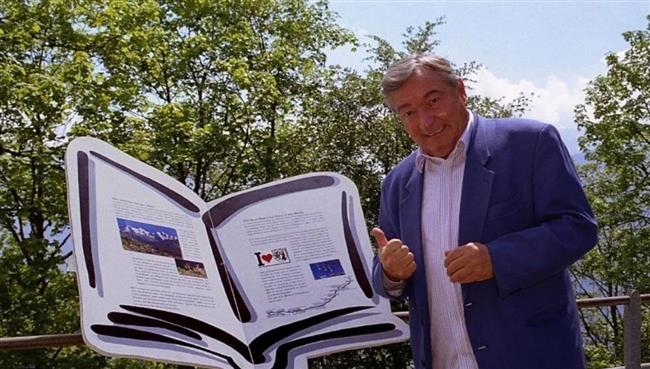 وفاة صاحب نظرية بناء أهرامات الجيزة على يد الفضائيين