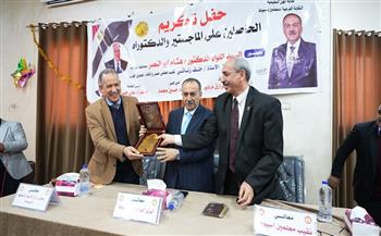 محافظ أسيوط يشهد احتفالية تكريم حاملي الماجستير والدكتوراه بقطاع التعليم في نقابة المعلمين