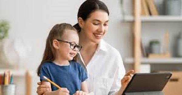 في زمن الـAi .. كيف تؤهل الأم طفلها للتعامل معه والتفرقة بين المعلومة الصحيحة والمزيفة؟|خاص