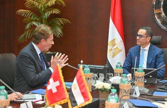 وزير الاستثمار يبحث مع السفير السويسري سبل تعزيز التعاون الاقتصادي المشترك 