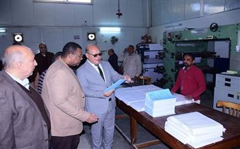 رئيس جامعة سوهاج يتابع سير العمل داخل المطبعة ويشيد بجهود العاملين