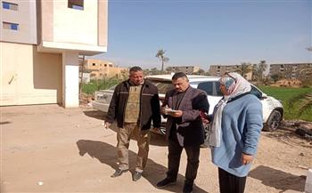 رئيس مدينة جهينة بسوهاج يعاين عددًا من المواقع المقترحة لإنشاء ساحات انتظار جديدة