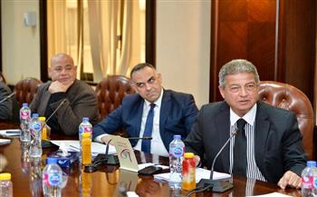 خالد عبدالعزيز يناقش مع أعضاء "لجنة الصياغة" التقرير النهائي للجنة تطوير الإعلام