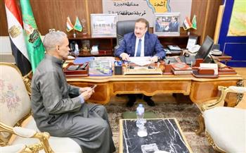 محافظ المنوفية يلتقي رب أسرة حريق "جهاز عروس سرسنا" ويقرر صرف مساعدات مالية وعينية عاجلة لهم