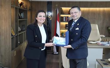 نائب محافظ الجيزة تتسلّم دليل الهوية البصرية للمحافظة وتبحث تعزيز التعاون مع جامعة القاهرة