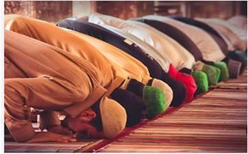 ماحكم من يستهين بالصلاة ويؤخروها عن وقتها؟.. عالم بالأوقاف يجيب