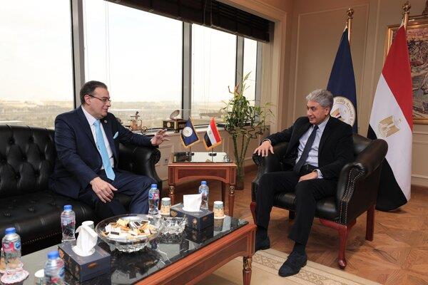 وزير السياحة يناقش تطوير الهياكل التنظيمية والموارد البشرية بالوزارة والهيئات التابعة