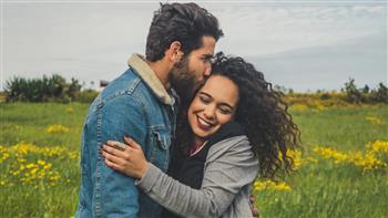 علامات الحب الحقيقي عند الزوج.. أفعال بسيطة تشعرك بالأمان والاهتمام