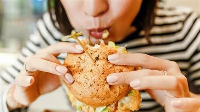 كيف تتغلبين على الجوع العاطفي؟.. اتبعي تلك الطرق 