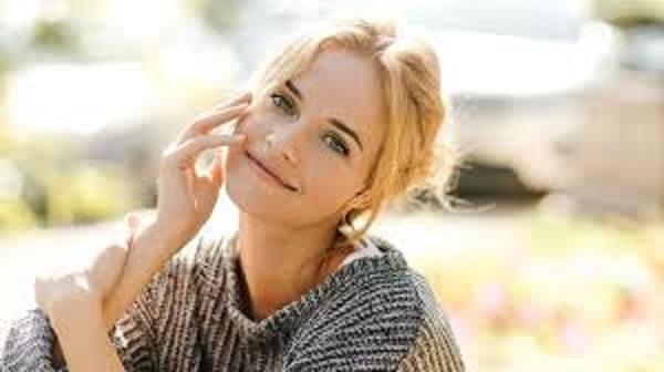 سمات إيجابية تمتلكها المرأة التي تتحدث إلي نفسها.. منها تعزيز الإبداع 