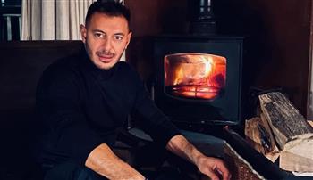 بجوار المدفأة مصطفى شعبان بإطلالة شتوية