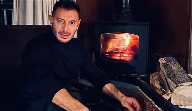 بجوار المدفأة مصطفى شعبان بإطلالة شتوية