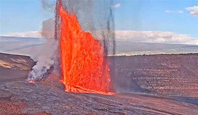 شاهد| بركان كيلويا يقذف الحمم إلى ارتفاع 460 مترًا في السماء