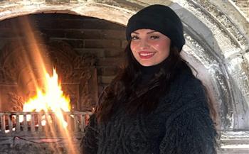 بجوار المدفأة نرمين الفقي بإطلالة شتوية أنيقة