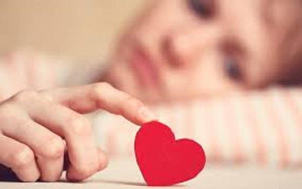 كيف يشعر جسمك بمشاعرك؟.. دراسة تكشف العلاقة بين الحب والمعدة