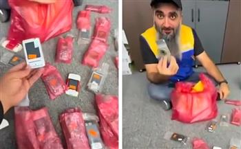 هواتف نادرة.. تاجر ليبي يتلقى شحنة متأخرة منذ 16 عامًا (فيديو)