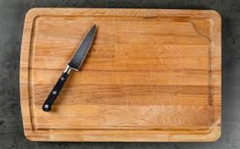 لضمان صحة وسلامة طعامك.. نصائح لاختيار ألواح التقطيع المناسبة