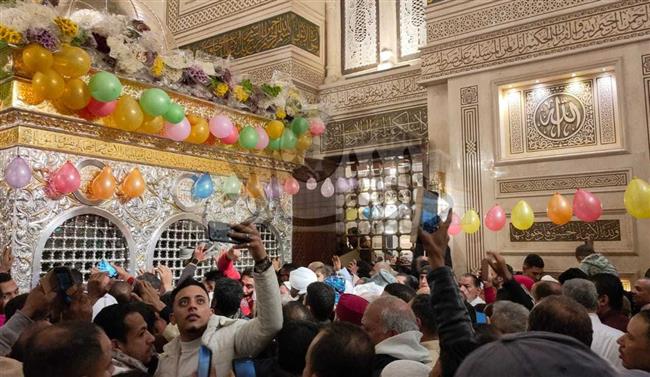 الليلة الكبيرة لمولد السيدة زينب.. أجواء روحانية واحتفالات شعبية بالقاهرة| صور