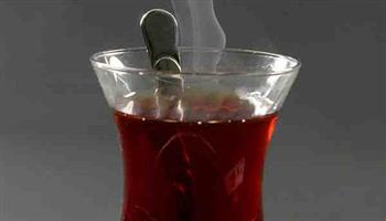 يسبب مضاعفات صحية خطيرة.. مستشفى "أهل مصر" يحذر من تريند سكب الشاي على اليدين