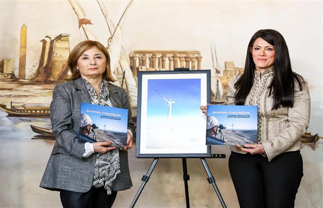 رانيا المشاط ونائب رئيس بنك الاستثمار الأوروبي يطلقان كتابًا مصورًا يوثق مسيرة الشراكة التنموية