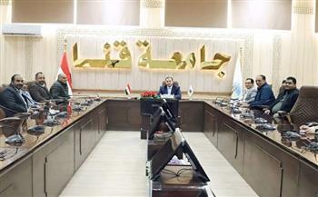 رئيس جامعة قنا يناقش سبل التعاون والتنسيق المشترك بين كليتي الطب وطب الفم والأسنان