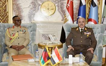 الفريق أحمد خليفة رئيس أركان حرب القوات المسلحة يلتقى قائد قوات الدفاع المالاوى