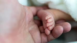 انتبه لبرودة الأطراف لدى طفلك في هذه الحالات