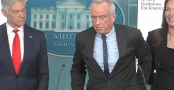 نغمة بطّة.. وزير الصحة الأمريكي في موقف محرج بسبب رنة هاتفه