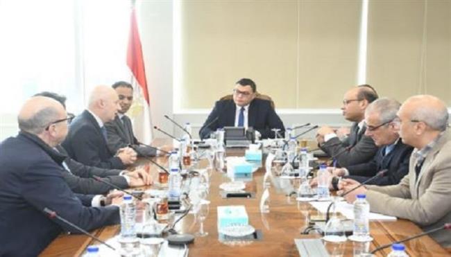 وزير الإسكان يلتقي وفدًا من شركة سان جوبان الفرنسية لبحث أوجه التعاون