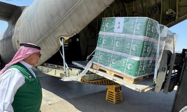 مطار العريش الدولي يستقبل طائرة مساعدات سعودية لصالح الفلسطينيين بقطاع غزة