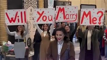 بطريقة رومانسية غير متوقعة.. تونسي يعرض الزواج على حبيبته في بغداد (فيديو)