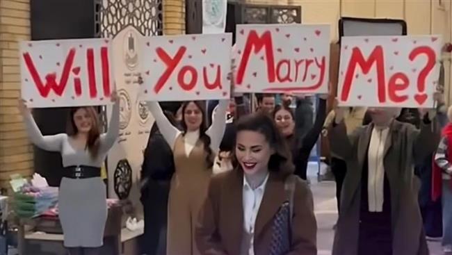 بطريقة رومانسية غير متوقعة.. تونسي يعرض الزواج على حبيبته في بغداد (فيديو)