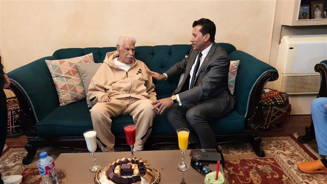 وزير الشباب والرياضة يطمئن على الحالة الصحية لحسن شحاتة بعد مغادرته المستشفى