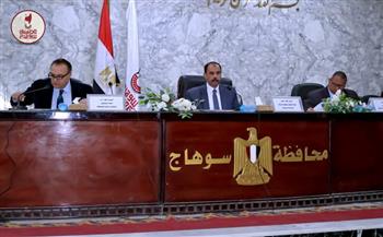 محافظ سوهاج يناقش الموقف التنفيذي لملفات القنين والتصالح والمتغيرات المكانية