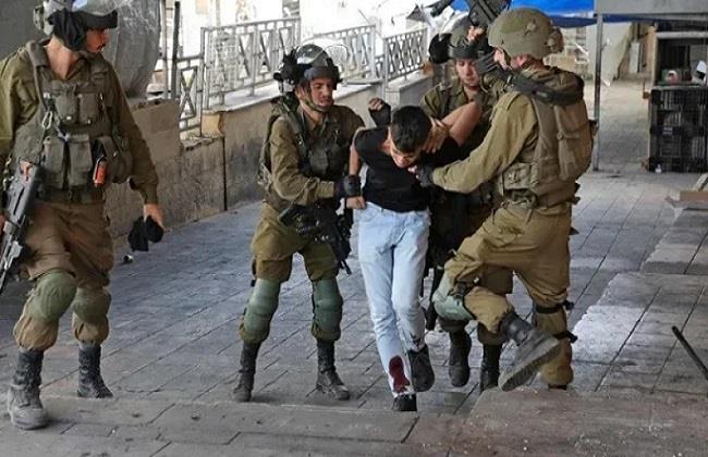 الاحتلال الإسرائيلي يعتقل 8 فلسطينيين بينهم سيدة ويحتجز العشرات في الخليل
