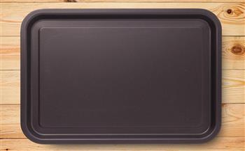 لربات البيوت.. أخطاء شائعة تدمر صواني الخبز وحلول سهلة لحمايتها